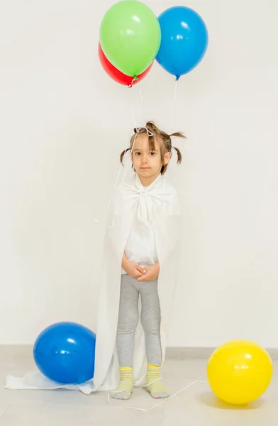 Gelukkige jongen met een bos van ballonnen — Stockfoto