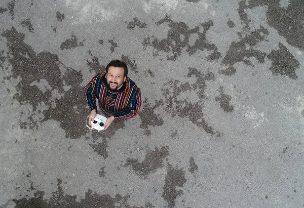Uomo utilizzando drone vista aerea remota — Foto Stock