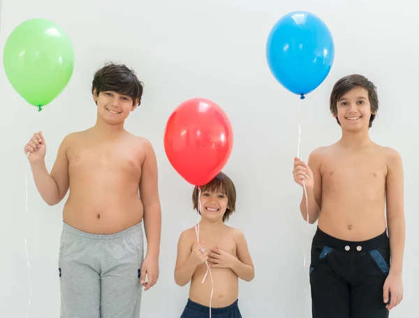 Kardeşleri balon ile yüzleri gizleme — Stok fotoğraf