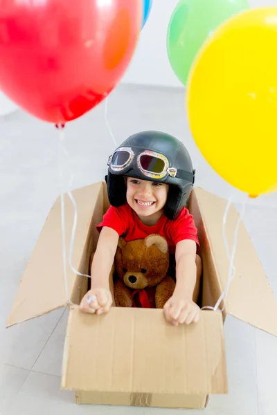 Ragazzo fantasticando lui stesso volare — Foto Stock