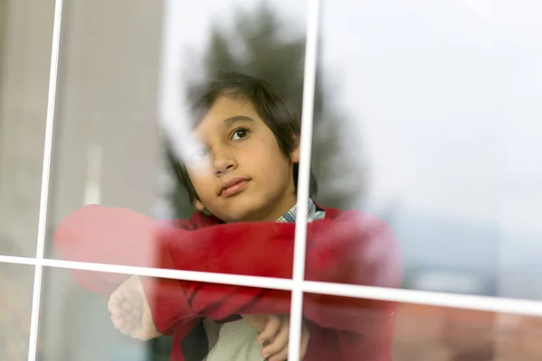 Niño feliz detrás de cristal de ventana —  Fotos de Stock