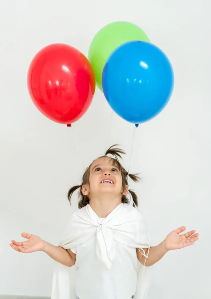 快乐的男孩，带着一束气球 — 图库照片