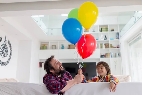 Pai e filho felizes com balões — Fotografia de Stock