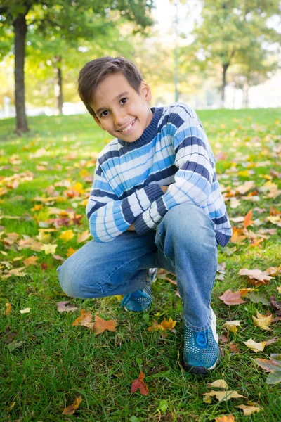 Chłopiec w parku — Zdjęcie stockowe