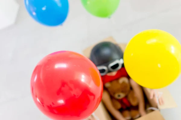 Balon ile kutuda oturan çocuk üst görünümü — Stok fotoğraf