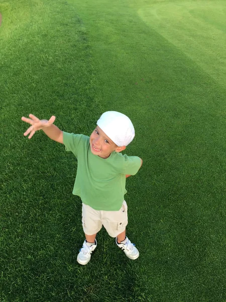 Child on green grass — Stock Photo, Image