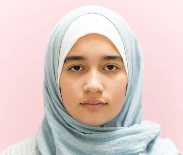 Muslimsk flicka stående — Stockfoto