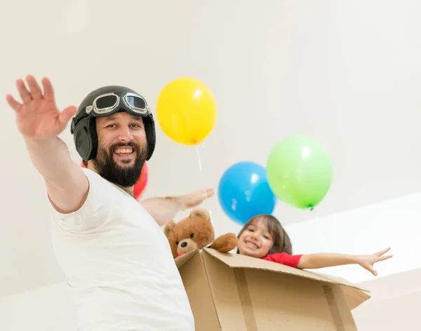 Far och hans son leker med balloner och låtsas vara fl — Stockfoto