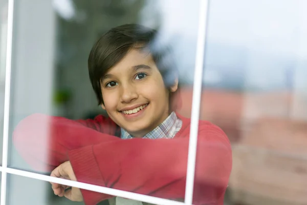 Niño feliz detrás de cristal de ventana — Foto de Stock