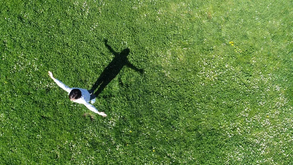 男孩画像空中顶部视图 — 图库照片