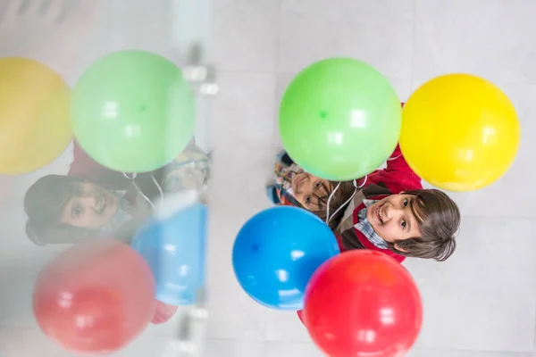 Top view of two brothers playing with balloons — Stock Photo, Image