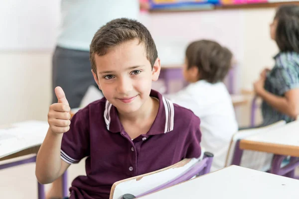 Schulkinder im Klassenzimmer — Stockfoto