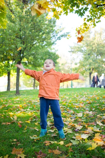 Ragazzo nel parco — Foto Stock