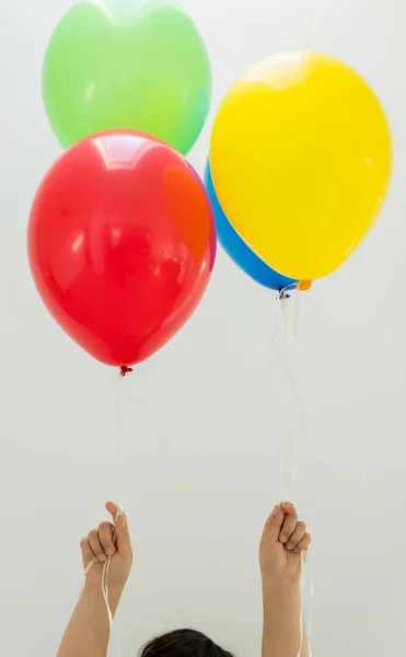 Αγόρι που απολαμβάνει ένα μάτσο μπαλόνια — Φωτογραφία Αρχείου