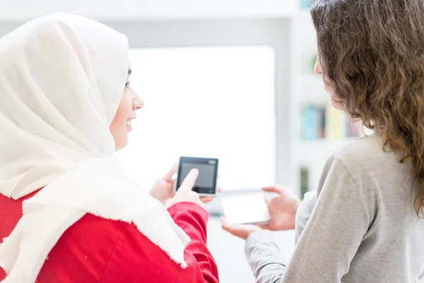 Muslimisches Mädchen im Smart Home — Stockfoto