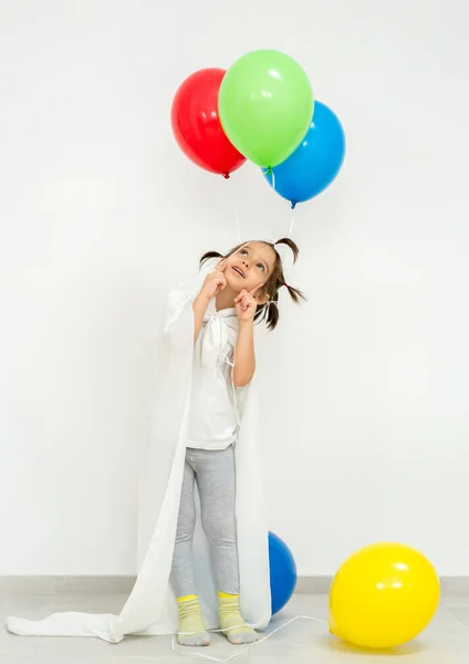 Ragazzo felice con un mucchio di palloncini — Foto Stock