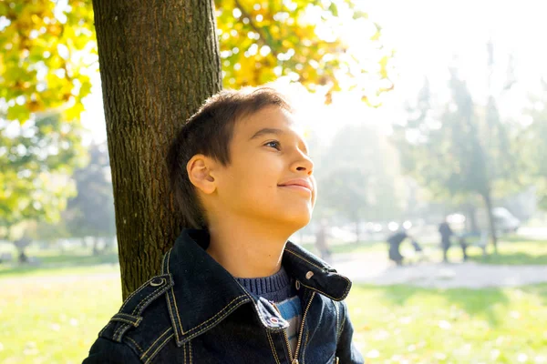 Junge im Park — Stockfoto