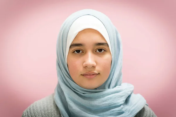 Retrato de menina muçulmana — Fotografia de Stock