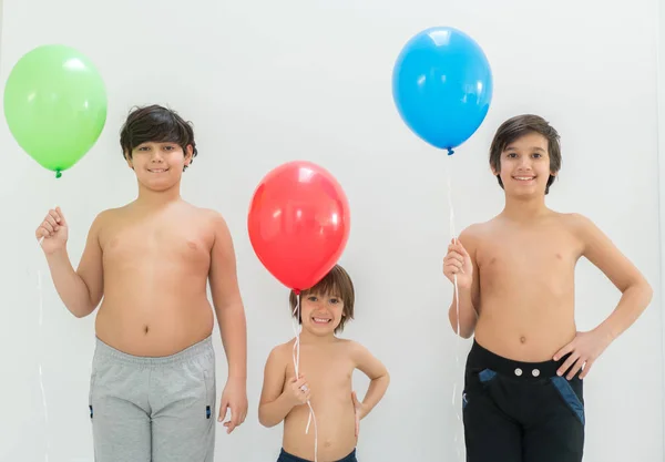Kardeşleri balon ile yüzleri gizleme — Stok fotoğraf