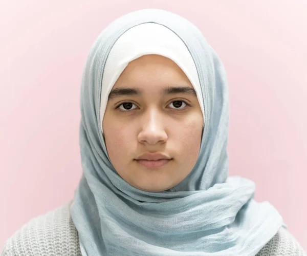 Muslimsk flicka stående — Stockfoto