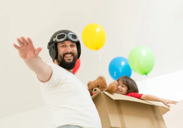 Padre y su hijo jugando con globos y fingiendo ser fl Fotos De Stock Sin Royalties Gratis