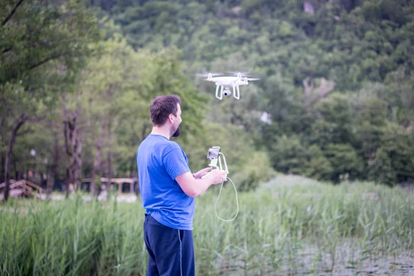 Muž v přírodě ovládání drone flying Stock Fotografie