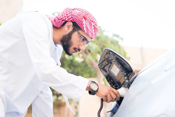 Hombre Árabe Joven Recarga Coche Eléctrico — Foto de Stock