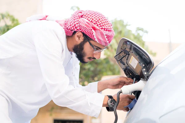 Jonge Arabische Man Opladen Elektrische Auto — Stockfoto
