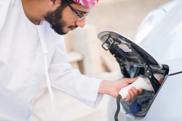 Giovane Uomo Arabo Ricarica Auto Elettrica — Foto Stock