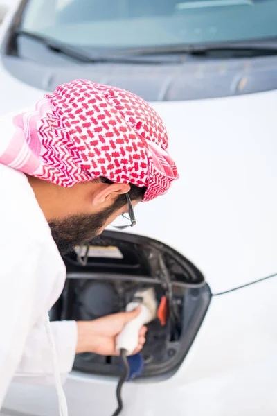 Młody Arab Człowiek Punkt Ładowania Samochodów Elektrycznych Obraz Stockowy