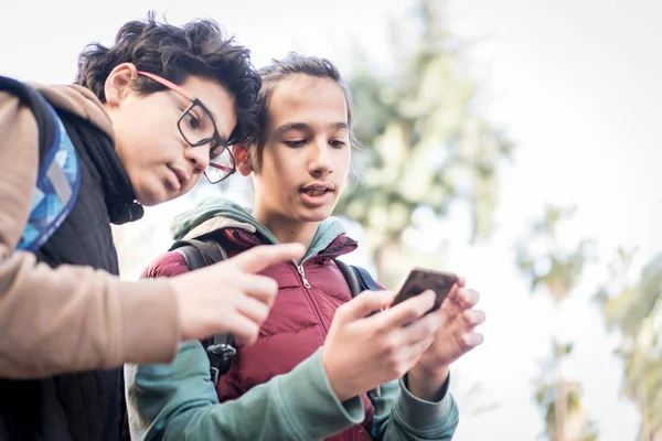 Dos adolescentes con mochila en la calle de la ciudad —  Fotos de Stock