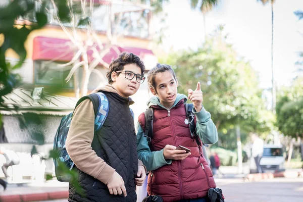 Due ragazzi adolescenti con zaino sulla strada della città — Foto Stock