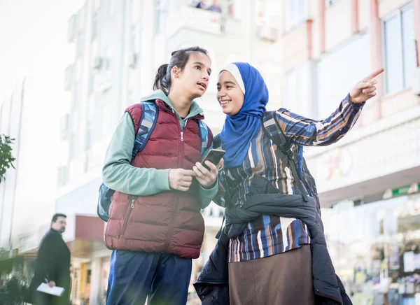 Muslimische Jungen und Mädchen im Urlaub — Stockfoto