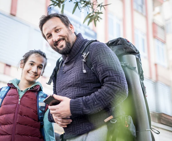 Father and son with backpack traveling in city — Stock Photo, Image