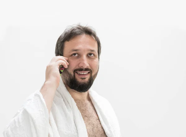 Muçulmano peregrino masculino com telefone celular — Fotografia de Stock