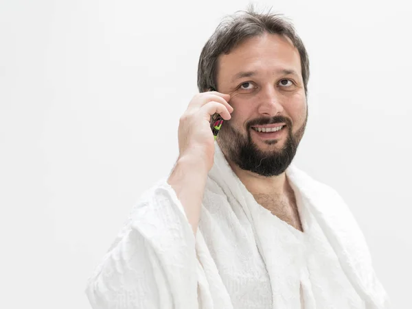 Muslimischer Pilger mit Handy — Stockfoto