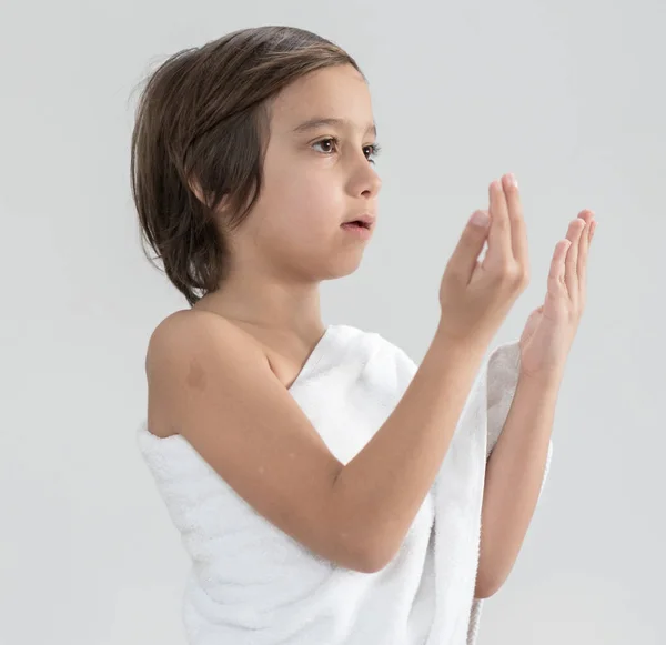 Дитя в одежде паломника, молящееся — стоковое фото