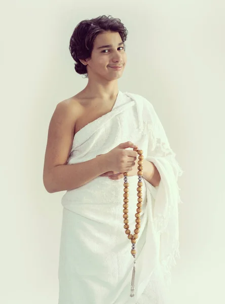 묵주와 함께 하지에 대한 Ihram을 입고 십대 소년 — 스톡 사진