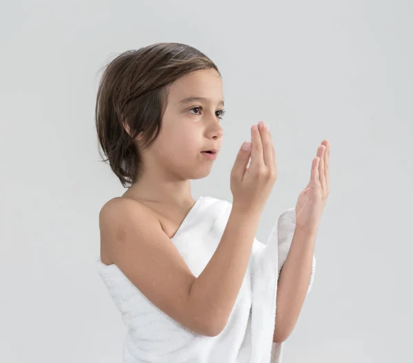 Niño con ropas de peregrinación al Hayy rezando —  Fotos de Stock