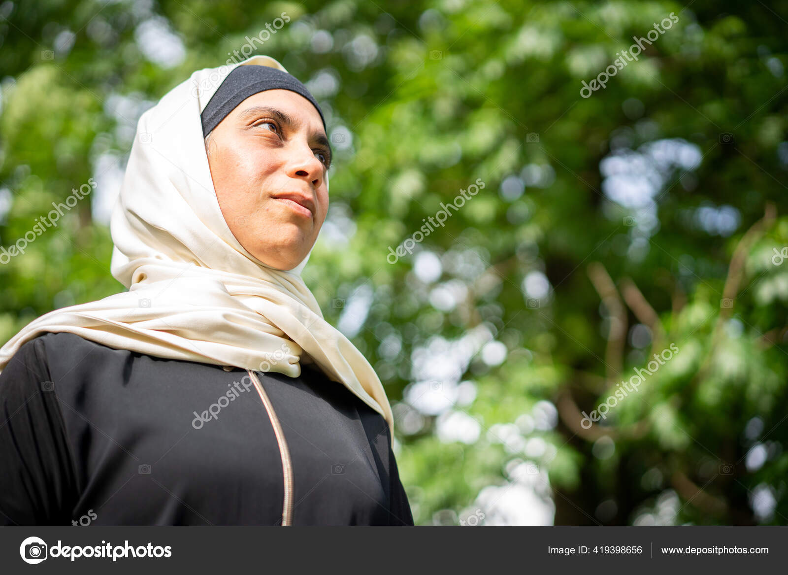 Pelmel Peatonal embotellamiento Mujer Musulmana Pañuelo Para Cabeza Que Ordena Naturaleza: fotografía de  stock © zurijeta #419398656 | Depositphotos