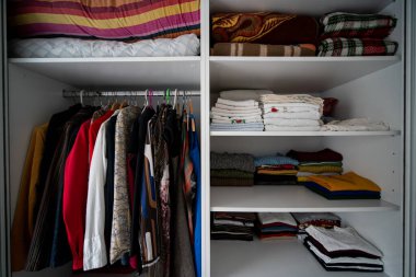 Oragniyed ve düzenli gardırop bir yatak odasında giysi ile