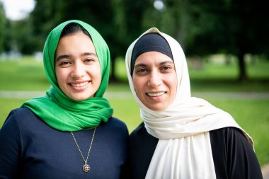 İki Müslüman kadın doğada takılıyor.