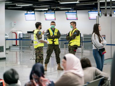 Corona virüsü salgını sırasında havaalanındaki güvenlik görevlileri