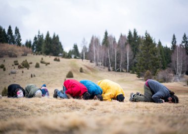 Bir grup Müslüman doğada dua ediyor.