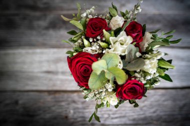 Yıldönümü için bir buket kırmızı ve beyaz gül.