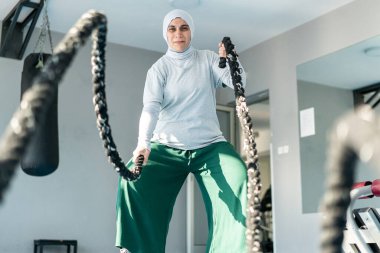 Müslüman Yetişkin Kadın Spor Salonunda Halat Kullanıyor