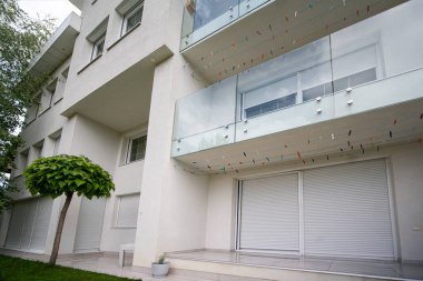 Yeşil doğası ve lüksleri olan bir villa bahçesi.