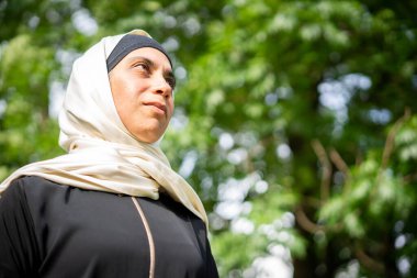 Türban takan Müslüman kadın doğayı canlandırıyor.