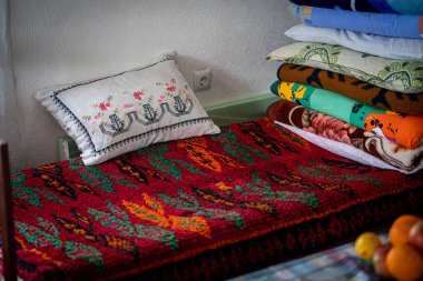 Geleneksel yastıklar evde sedir tarzı.