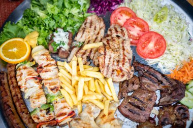 Aile içi et ve tavuk tabakta servis edilir.